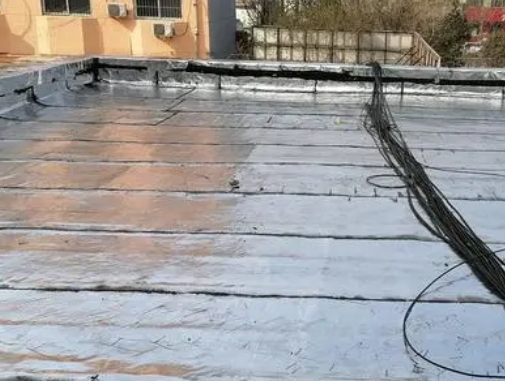 都江堰卫生间漏水维修公司分享下都江堰屋面楼顶防水刚性防水层施工要点。